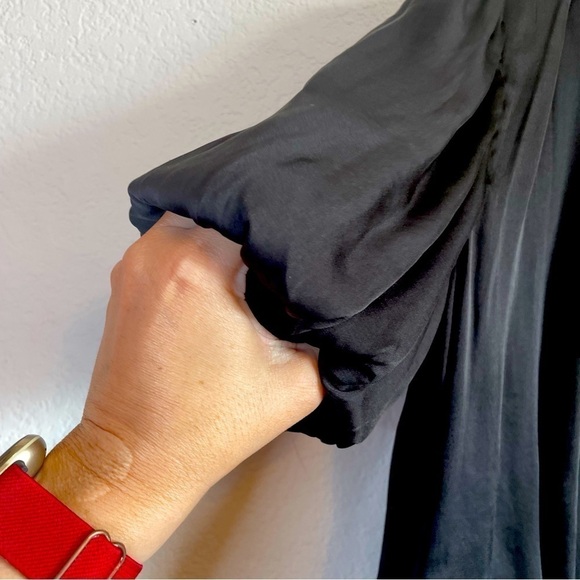 Astr the Label Black BUBBLE HEM SHORT SLEEVE TOP V Neck Contemporary Size Small - Picture 3 of 9